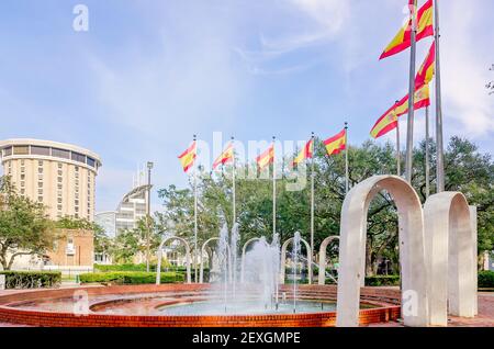 Freundschaftsbögen und spanische Flaggen umgeben den Brunnen am Spanish Plaza, 27. Februar 2021, in Mobile, Alabama. Stockfoto