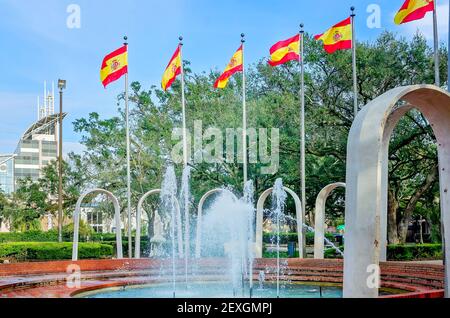 Freundschaftsbögen und spanische Flaggen umgeben den Brunnen am Spanish Plaza, 27. Februar 2021, in Mobile, Alabama. Stockfoto