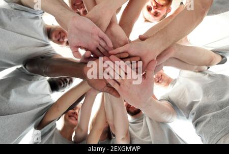 Gruppe von Gleichgesinnten ihre Handflächen schröpfen Stockfoto