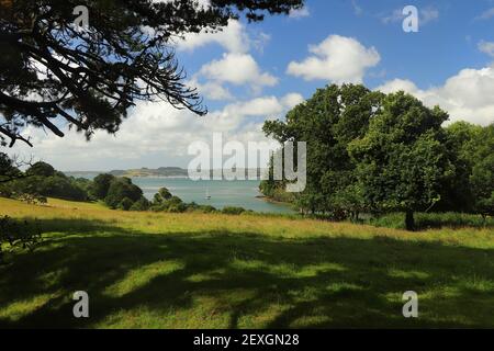 Blick über den Fluss Fal von den Trelissick Wiesen Gärten Stockfoto