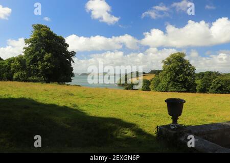 Blick über den Fluss Fal von den Trelissick Wiesen Gärten Stockfoto