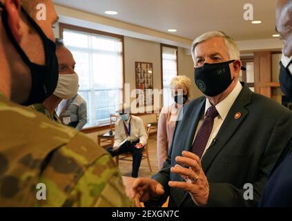 St. Louis, Usa. März 2021, 04th. Missouri Gouverneur Mike Parson spricht mit einem Missouri National Guardsman während einer Tour durch das Cambridge Senior Living Center in St. Louis am Donnerstag, 4. März 2021. Parson war zur Hand, um Missouri National Guardsmen zu beobachten, die den Bewohnern den neuen Johnson und Johnson-Impfstoff verabreichten. Foto von Bill Greenblatt/UPI Kredit: UPI/Alamy Live News Stockfoto