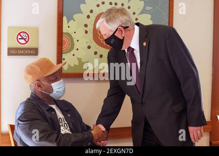 St. Louis, Usa. März 2021, 04th. Der Gouverneur von Missouri, Mike Parson, spricht am Donnerstag, den 4. März 2021, mit Stan Moore, einem Bewohner des Cambridge Senior Living Center in St. Louis. Parson war zur Hand, um Missouri National Guardsmen zu beobachten, die den Bewohnern den neuen Johnson und Johnson-Impfstoff verabreichten. Foto von Bill Greenblatt/UPI Kredit: UPI/Alamy Live News Stockfoto