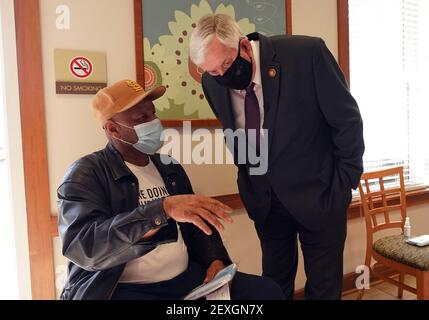 St. Louis, Usa. März 2021, 04th. Der Gouverneur von Missouri, Mike Parson, spricht am Donnerstag, den 4. März 2021, mit Stan Moore, einem Bewohner des Cambridge Senior Living Center in St. Louis. Parson war zur Hand, um Missouri National Guardsmen zu beobachten, die den Bewohnern den neuen Johnson und Johnson-Impfstoff verabreichten. Foto von Bill Greenblatt/UPI Kredit: UPI/Alamy Live News Stockfoto