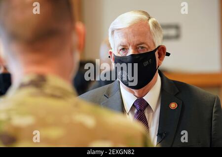 St. Louis, Usa. März 2021, 04th. Missouri Gouverneur Mike Parson spricht mit einem Missouri National Guardsman während einer Tour durch das Cambridge Senior Living Center in St. Louis am Donnerstag, 4. März 2021. Parson war zur Hand, um Missouri National Guardsmen zu beobachten, die den Bewohnern den neuen Johnson und Johnson-Impfstoff verabreichten. Foto von Bill Greenblatt/UPI Kredit: UPI/Alamy Live News Stockfoto