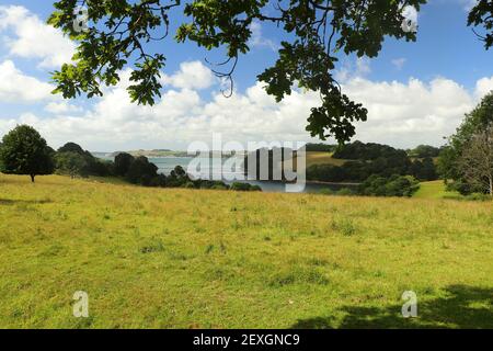 Blick über den Fluss Fal von den Trelissick Wiesen Gärten Stockfoto