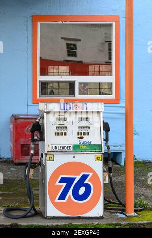 Eine Gaspumpe an einer alten Union 76-Tankstelle in PE Ell, WA. Stockfoto