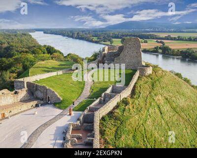 DEVIN, SLOWAKEI - 10. JUNI 2020: Ruinen der Burg Devin an der Donau in der Nähe der Stadt Bratislava. Sonniger Sommertag. Hoher Winkel vom Turm. Stockfoto