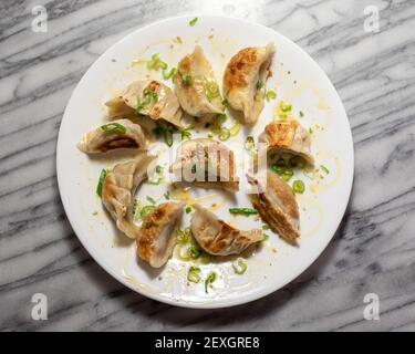 Teller mit gekochten Knödeln in Chili-Öl Stockfoto