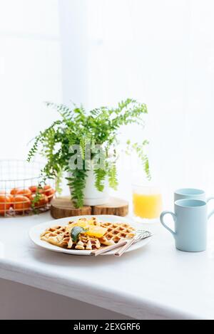 Hausgemachte Waffeln auf hellem Hintergrund Stockfoto