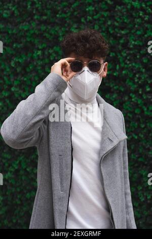 Junger Geschäftsmann zu Fuß in der Stadt. Stockfoto