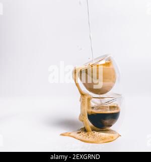 Nahaufnahme von Tassen mit überlaufenen Kaffees Stockfoto