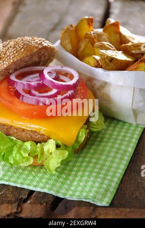 Hausgemachte Burger und Kartoffel Wedges Stockfoto