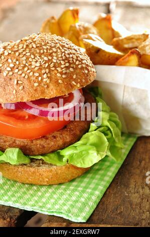 Essen: Hausgemachte Veggie Burger und Kartoffel Wedges Stockfoto