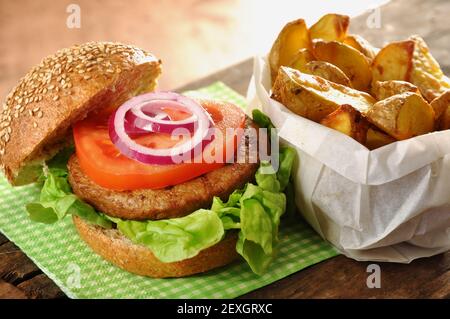 Essen: Hausgemachte Veggie Burger und Kartoffel Wedges Stockfoto