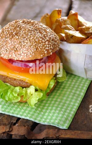 Hausgemachte Burger und Kartoffel Wedges Stockfoto