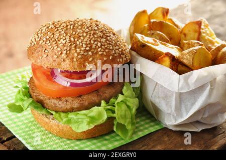 Essen: Hausgemachte Veggie Burger und Kartoffel Wedges Stockfoto