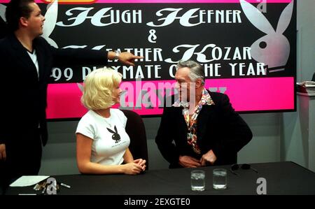 Hugh Hefner Mai 1999 und 1999 Playmate des Jahres Heather Kozar bei einem Signing bei Tower Records in London Stockfoto