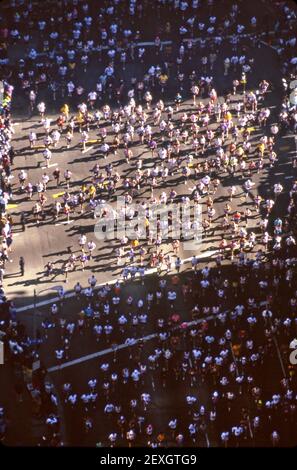 Luftaufnahme der Marathon-Läufer in den Straßen von Los Angeles, CA Stockfoto