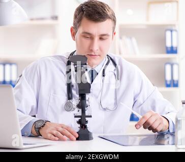 Die männlichen Arzt auf Laborwerte im Krankenhaus Stockfoto