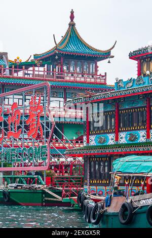 Hongkong, China - 12. Mai 2010: Aberdeen Harbour. Chaos von Farben und traditioneller chinesischer Architektur auf schwimmenden Restaurants unter silbernem Himmel. Stockfoto