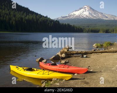 Red Yellow Kajaks auf Shore Trillium Lake Mount Hood Oregon Stockfoto