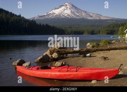 Single Red Kayak am Ufer des Trillium Lake Mount Hood Oregon Stockfoto