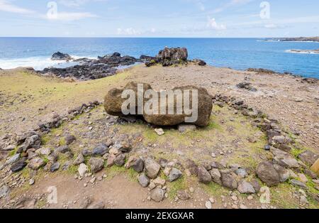 Ein verwitterter gestürzten Moai, der auf dem Boden in einem liegt Ring aus Steinen und Felsen bei Ahu Akahanga auf dem südküste der Osterinsel (Rapa Nui) Chile Stockfoto