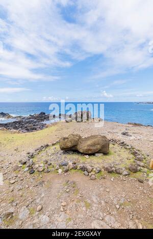 Ein verwitterter gestürzten Moai, der auf dem Boden in einem liegt Ring aus Steinen und Felsen bei Ahu Akahanga auf dem südküste der Osterinsel (Rapa Nui) Chile Stockfoto