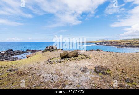 Ein verwitterter gestürzten Moai, der auf dem Boden in einem liegt Ring aus Steinen und Felsen bei Ahu Akahanga auf dem südküste der Osterinsel (Rapa Nui) Chile Stockfoto