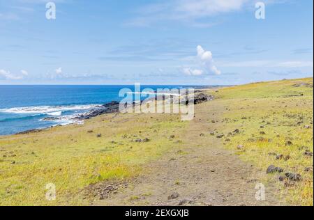 Die Höhlenöffnung und der Eingang zu einer ehemaligen Troglodytenwohnung und Unterschlupf bei Ahu Akahanga an der Südküste der Osterinsel (Rapa Nui), Chile Stockfoto