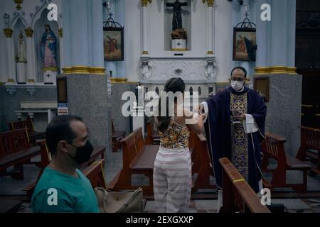 Franca, Sao Paulo, Brasilien. 4. März 2021: Der Priester übergibt die Hostie in die Hände eines Gläubigen während der Messe in der Kathedrale unserer Lieben Frau von der Unbefleckten Empfängnis, in Franca, Sao Paulo, Brasilien am 4. März 2021. Der Gouverneur von Sao Paulo, Joao Doria, kündigte eine rote Flagge ab 12:00 Uhr am kommenden Samstag, 6. März 2021, für den gesamten Staat, signalisiert, dass nur wesentliche Dienste erlaubt werden, zu operieren, Framing religiösen Feiern als unerlässlich. Kredit: ZUMA Press, Inc./Alamy Live Nachrichten Stockfoto