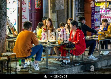 Dali China , 6 Oktober 2020 : Chinesische Familie beim Abendessen in einem Restaurant im Freien in Dali Yunnan China Stockfoto