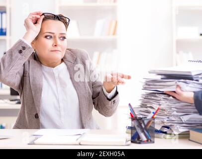 Die geschäftsfrau sehr beschäftigt mit laufenden Schreibarbeit Stockfoto