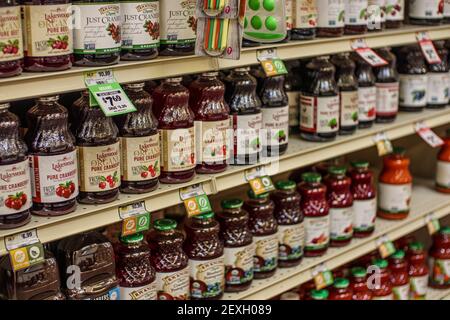 Augusta, GA USA - 03 04 21: Sprouts Retail Lebensmittelgeschäft Supermarkt Juice price Lakewood Stockfoto