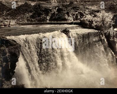 Der Brautschleier - Shoshone Falls - Foto zeigt Nebel, der an den Shoshone Falls aufsteigt, auch Staumauer am Fluss über den Wasserfällen - Clarence Bisbee, um 1920 Stockfoto