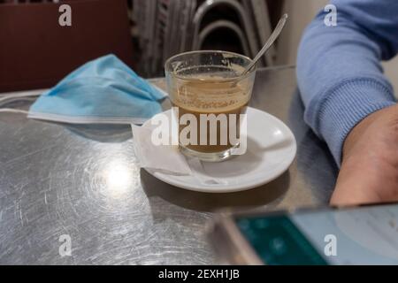 Stock Foto von gesichtslosen Person, die Telefon während eines Kaffees. Stockfoto