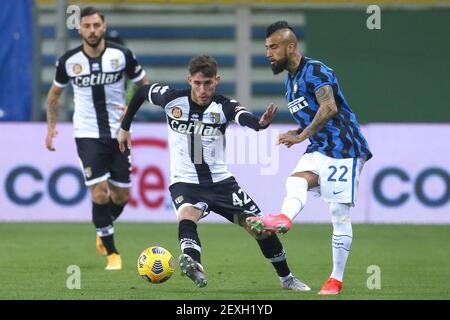 PARMA, ITALIEN - 4. MÄRZ: Maxime Busi aus Parma und Arturo Vidal vom FC Internazionale während des Tim-Spiels der Serie A zwischen Parma Calcio und FC Internazionale im Stadio Ennio Tardini am 4. März 2021 in Parma, Italien (Foto: Ciro Santangelo/Orange Pictures) Stockfoto