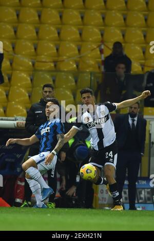 Yordan Osorio (Parma)Lautaro Martinez (Inter) während der italienischen "Serie A Spiel zwischen Parma 1-2 Inter im Ennio Tardini Stadion am 04. März 2021 in Parma, Italien. Quelle: Maurizio Borsari/AFLO/Alamy Live News Stockfoto