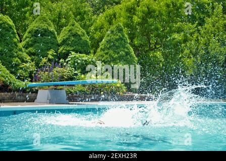 Großer Splash, nachdem jemand vom Sprungbrett gesprungen Stockfoto