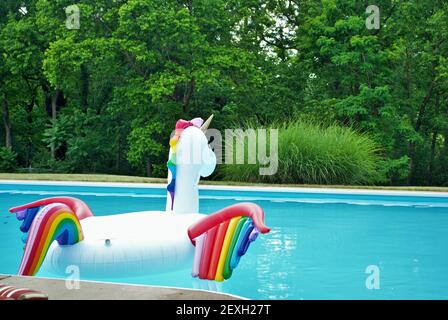 einhorn aufblasbar schwimmend in einem Hinterhof Schwimmbad Stockfoto