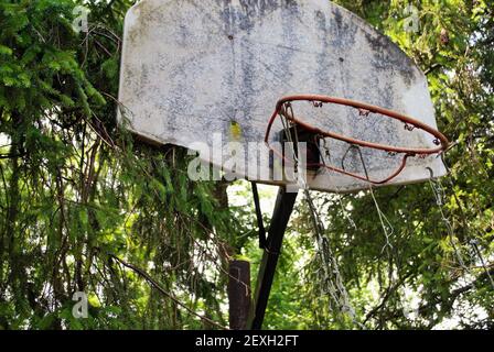 Sehr alter vergangener Basketballkorb, der auseinanderfällt Stockfoto