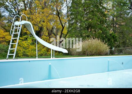Hinterhof Swimmingpool mit Pool-Rutsche geleert aus Herunterfahren Für den Winter Stockfoto