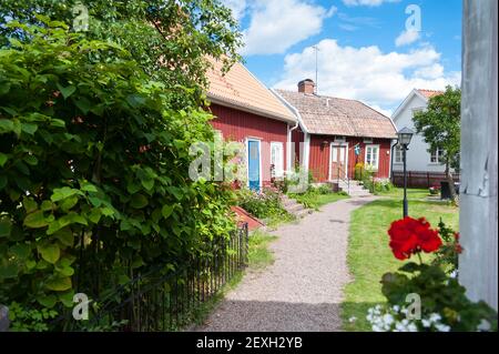 Typische rote Holzhäuser im kleinen schwedischen coa Stockfoto