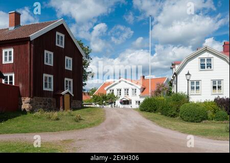 Typische rote Holzhäuser im kleinen schwedischen coa Stockfoto