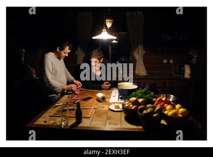 Wildschweinjagd in 'CHASSE DE LA LOIRE' in Frankreich....Chefkoch von Caprice Holdings Ltd. Mark Hix, bereitet Wildschweinrack mit Niels Bryan-Low in der Küche der Lodge zu.pic David Sandison 2/3/2003 Stockfoto