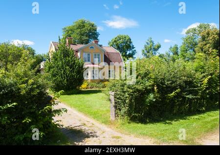 Gelbes Holzhaus in Schweden Stockfoto