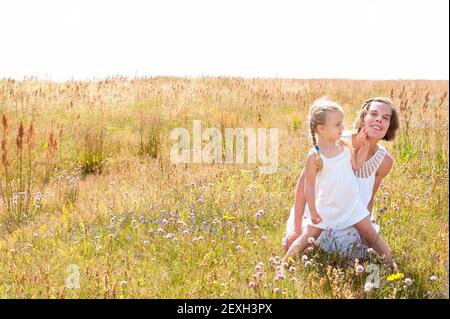 Mutter und Tochter in weißen Sommerkleidern Stockfoto