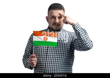 Weißer Kerl hält eine Flagge von Niger und ein Finger berührt den Tempel auf dem Kopf isoliert auf einem weißen Hintergrund. Stockfoto