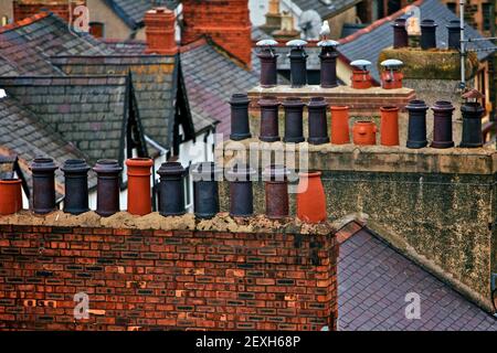 Colouful Blick auf alte Kamine in Wales Stockfoto